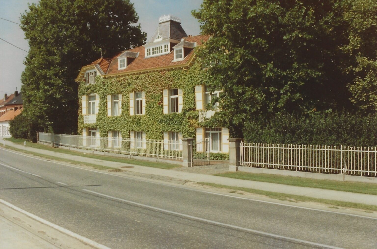 33 7e partie 2° Ten Loo façade avant classique de biais vers la maison de Pie